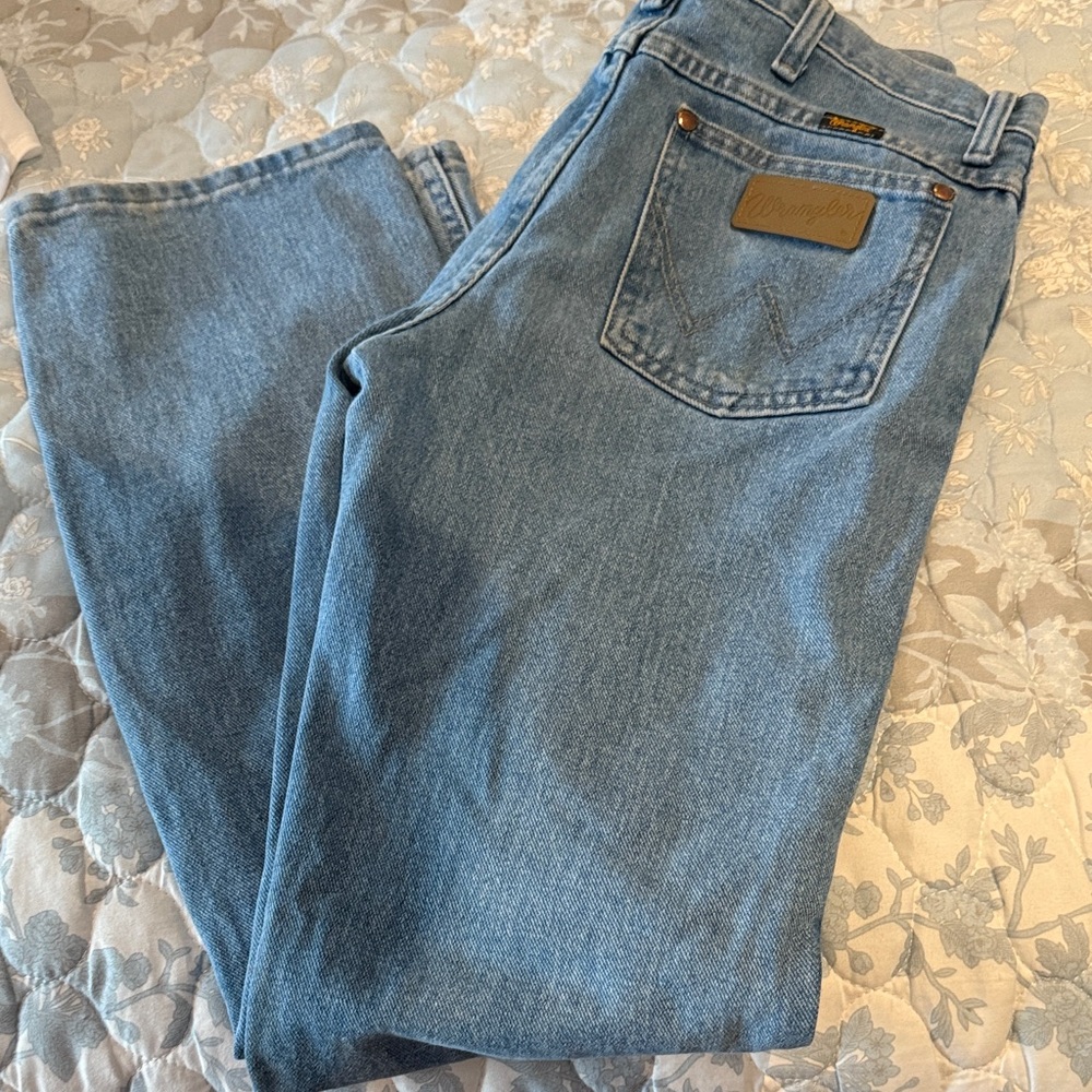 Wrangler a102 classic fit jeans. 30 x 32.